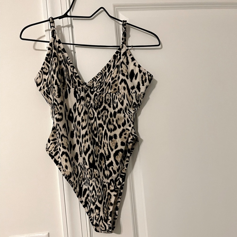 Amazon Essentials XL Leopard Print bodysuit